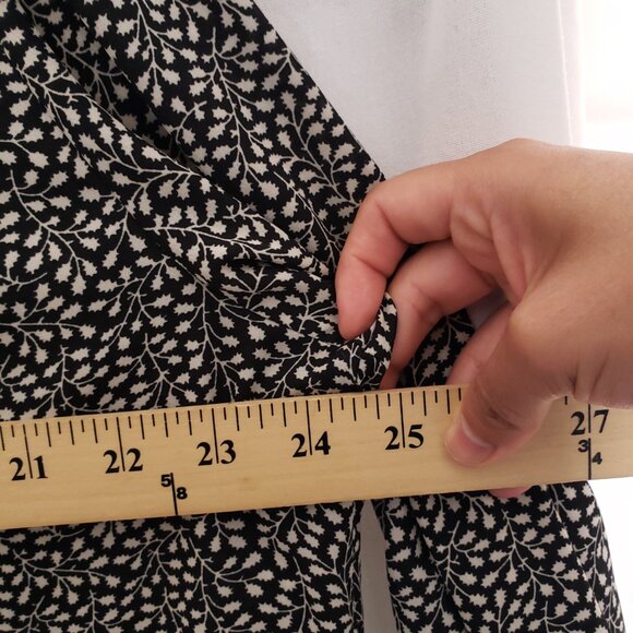 H&M Black and Beige Leaf Pattern Collar Button Up Long Sleeve Blouse Size 12 - Picture 4 of 13